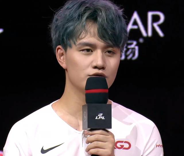 LGD晋级夏季赛四强！赛后野辅晒美男合照！粉丝直呼出道吧！
