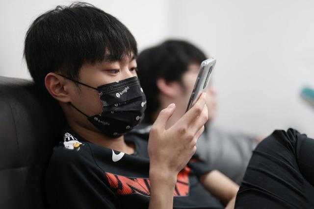 JDG战胜LGD拿下世界赛门票！牙膏：萍乡人 又顶峰相见了