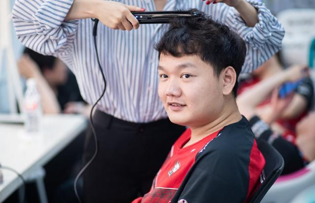 JDG战胜LGD拿下世界赛门票！牙膏：萍乡人 又顶峰相见了