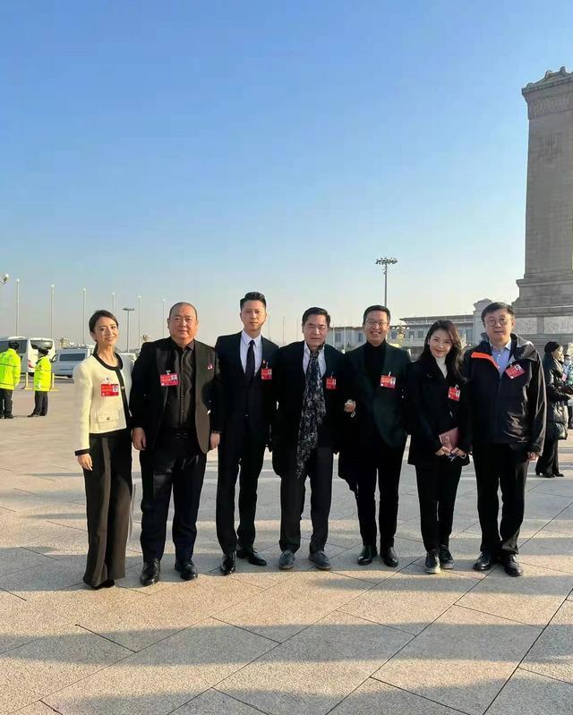 众演艺界人士晒文代会合影是怎么回事
