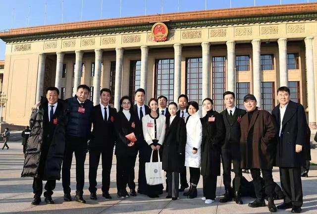 众演艺界人士晒文代会合影是怎么回事