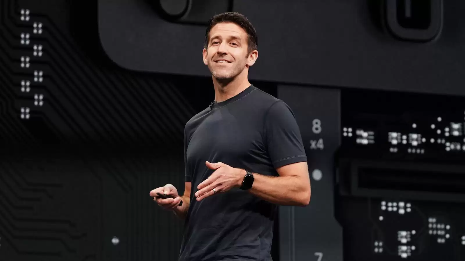 古尔曼：苹果 CEO 候选人 John Ternus 广受高层欢迎，曾扭转产品质量下滑局面