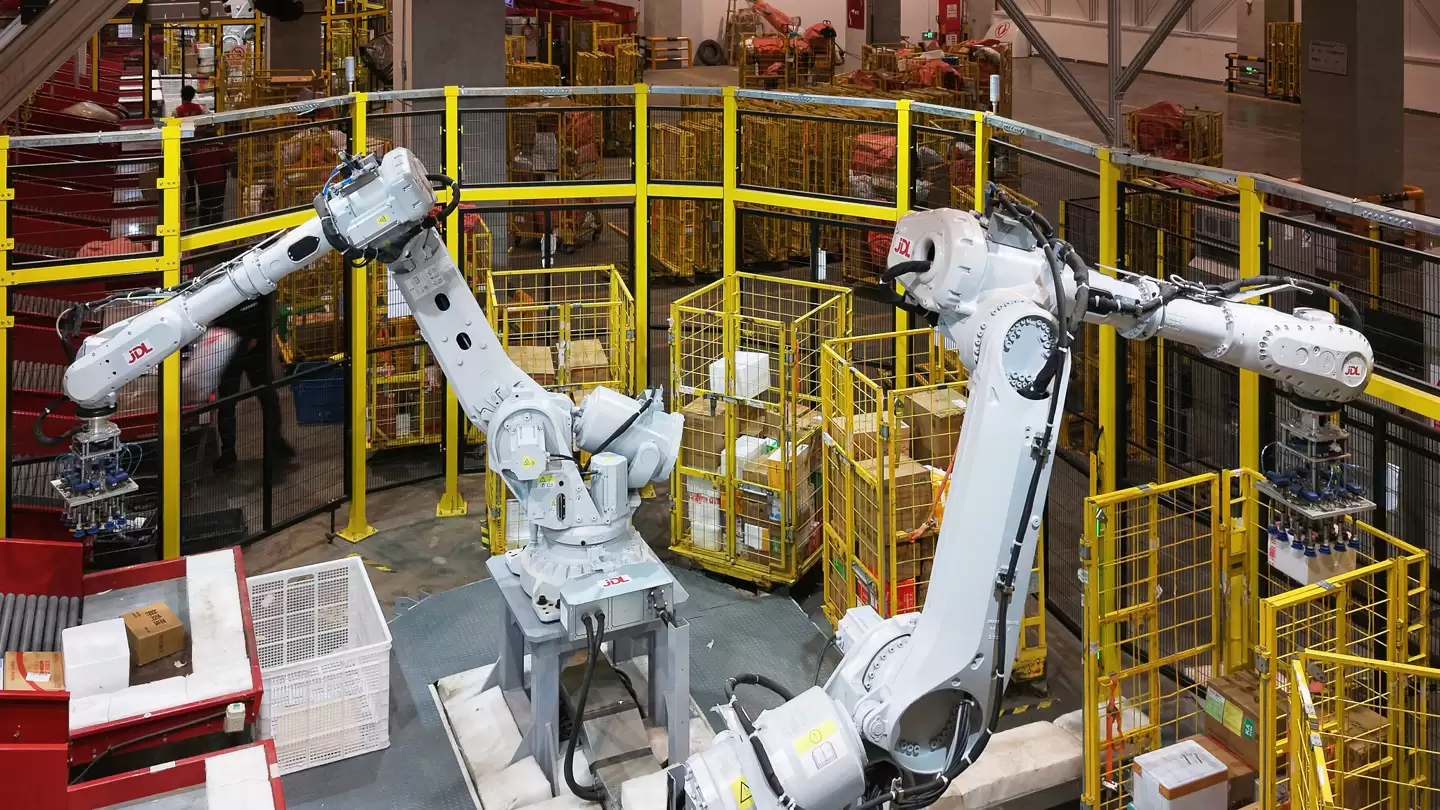 京东发布“异狼”升级版：单臂进化到双臂，专为包裹抓取和码垛设计