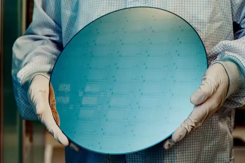 博通高管称 AI 芯片需求激增致台积电产能触顶，2026 年供应链承压