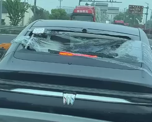 老人深夜心梗家属砸车窗取走AED 车主拒收修理费：人命比玻璃值钱