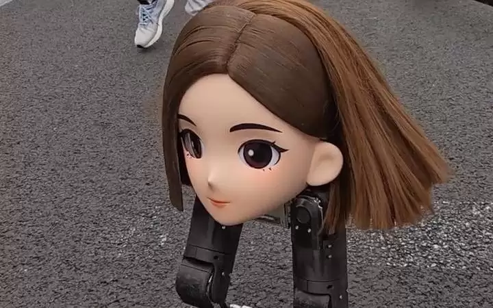 脖子以下全是腿：“豆脚”机器人现身北京人形机器人马拉松