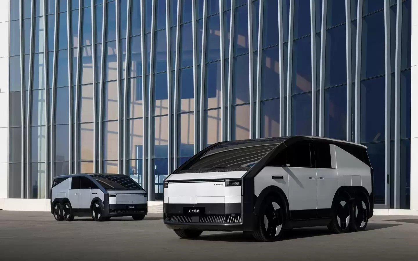 全球首台陆空两栖分体式飞行汽车空降消博会