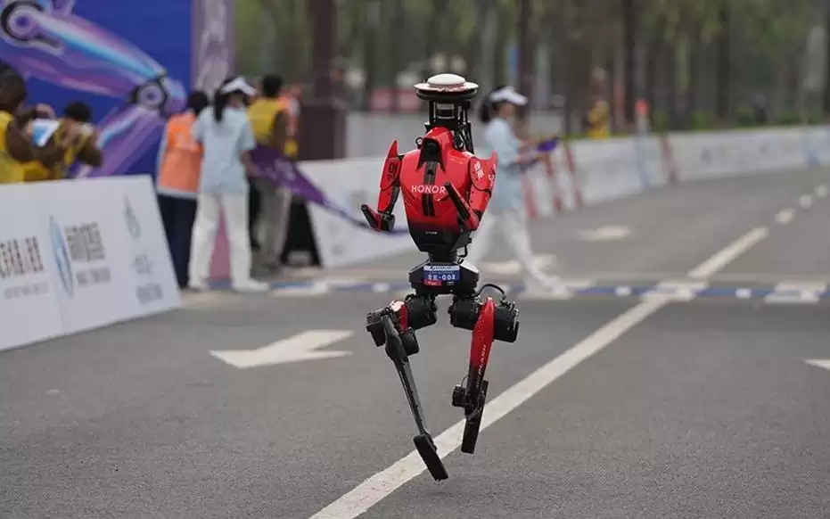 经纬度：从“养生跑”到破人类纪录，中国机器人成了！