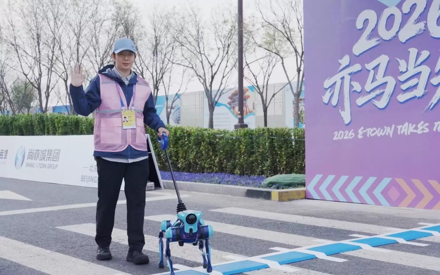 高德公开全球首款开放环境全自主具身机器人