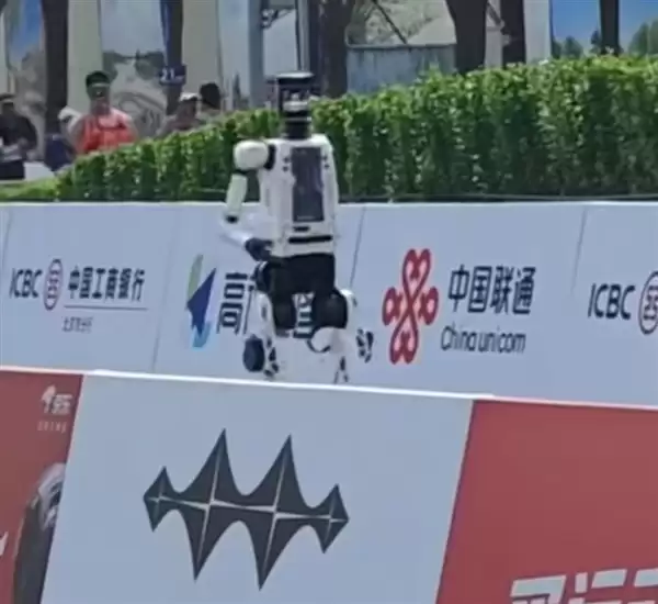 断臂机器人坚持完赛马拉松：观众与解说齐声呐喊加油