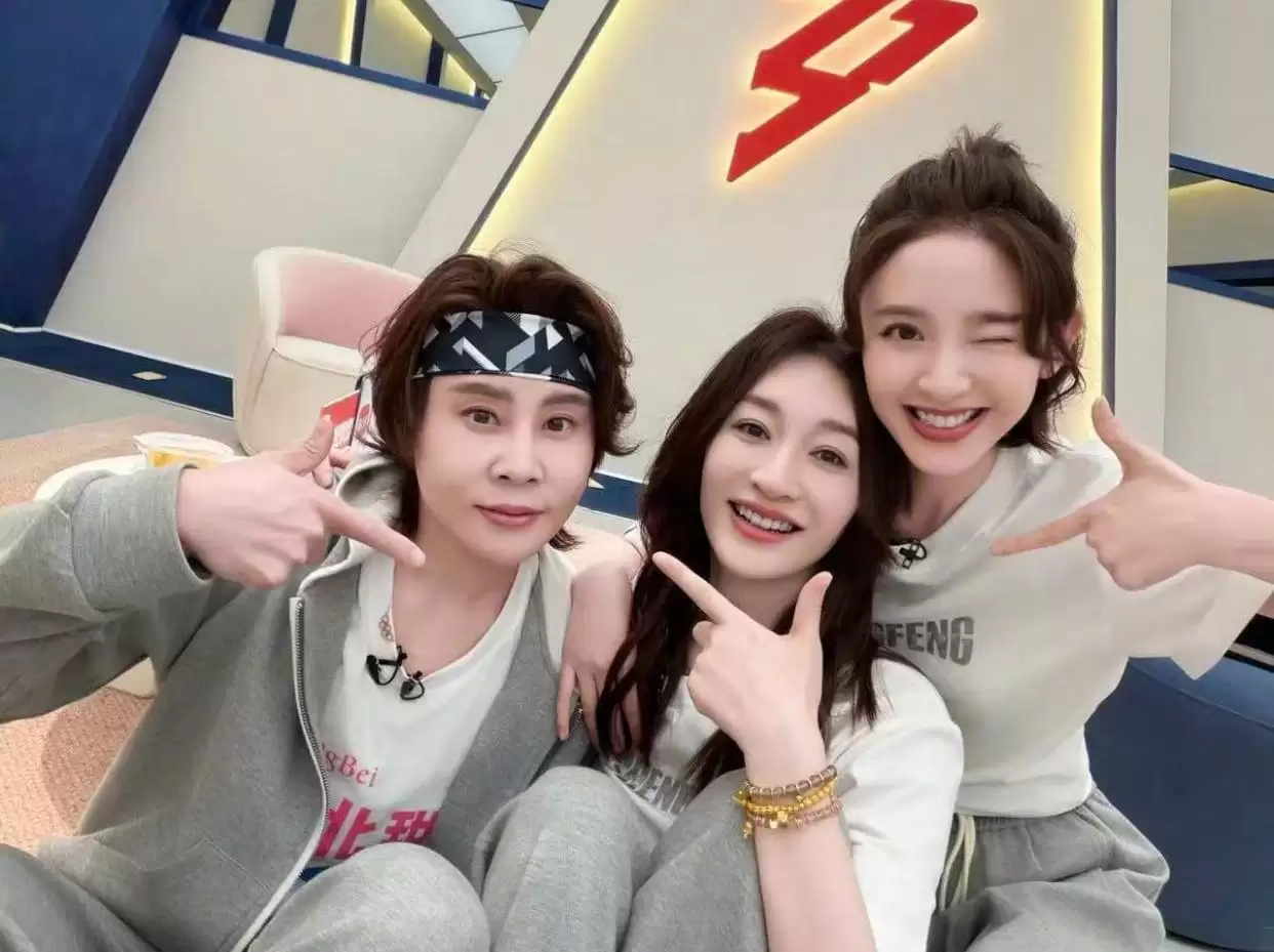 李小冉被曝退赛后首发声，晒录音照好认真：努力赶上优秀的姐姐们