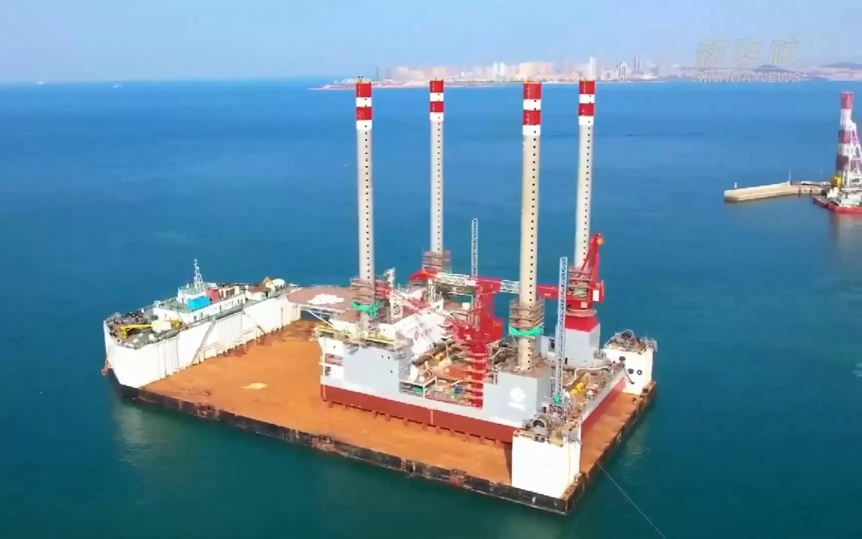 我国首座海上移动式多功能措施平台“增产一号”交付