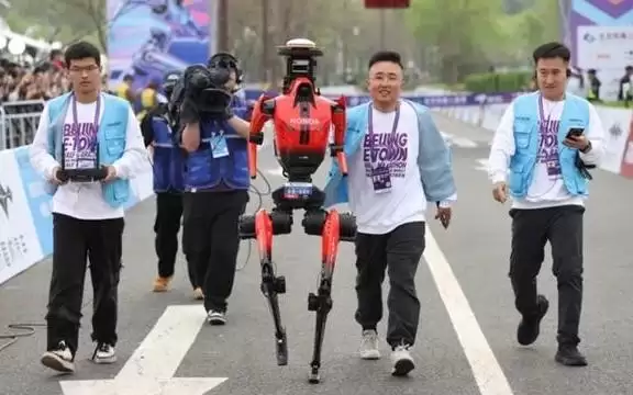 从“能跑”到“会跑”，机器人半马背后的北京亦庄加速度