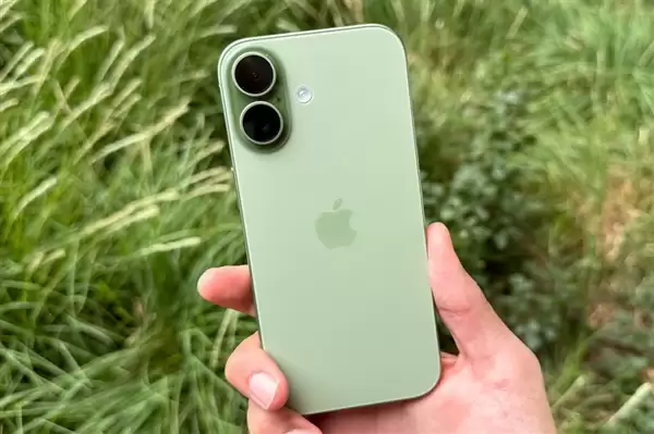 苹果史上第一次！iPhone 18/18e双剑齐发 生产线已经开动