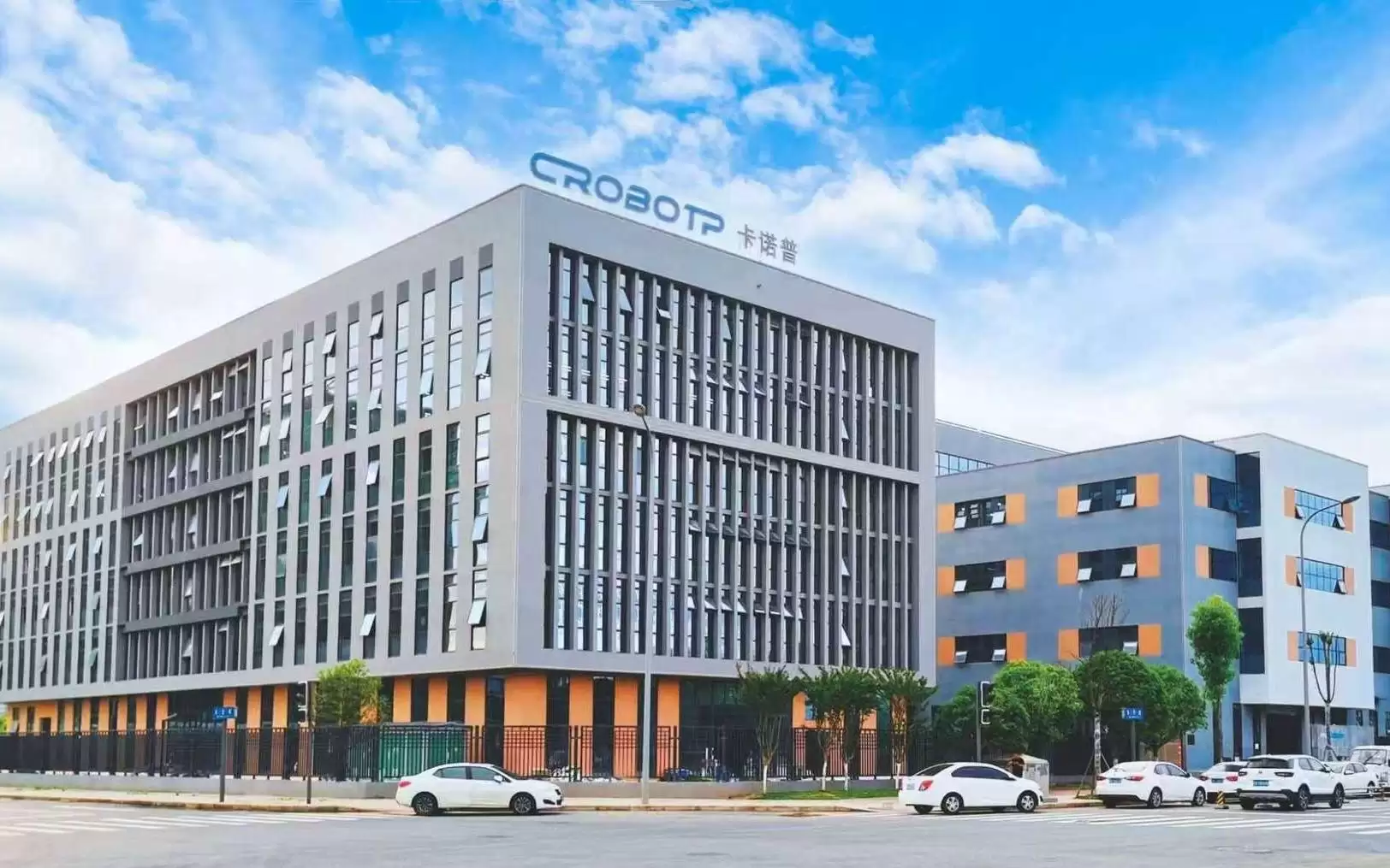 国际市场“首秀”！“成都造”轮式人形机器人亮相德国汉诺威