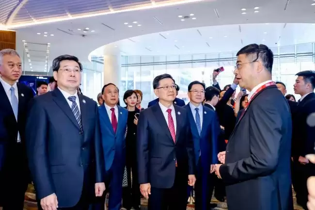 获香港特首亲临展台交流，易鑫宣布AI战略升级至Harness治理体系