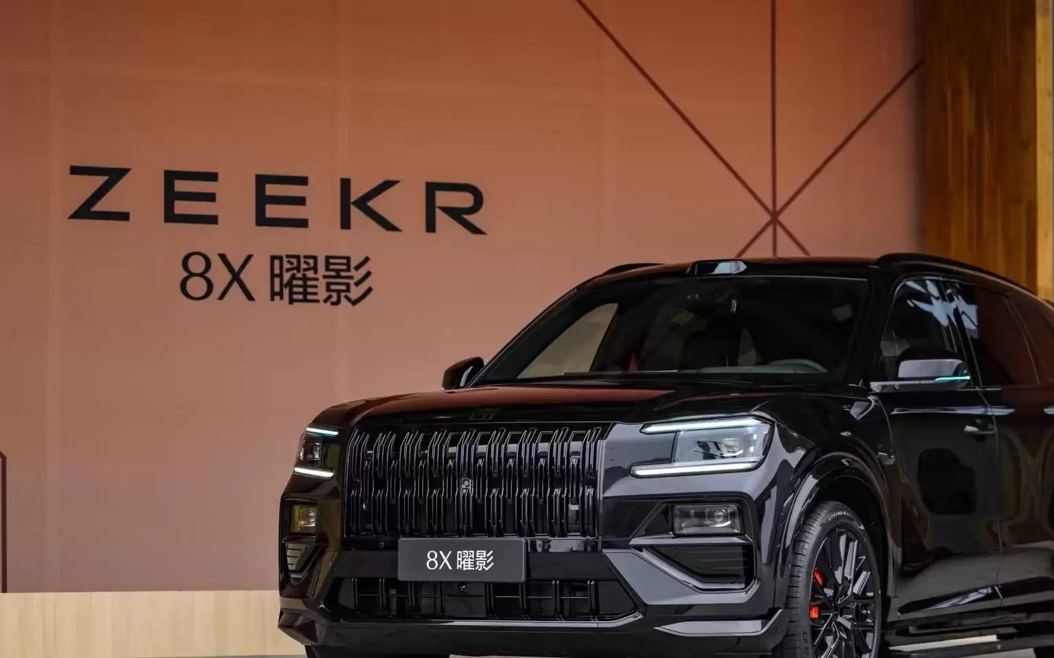 突入BBA传统优势领域，极氪8X重建高性能旗舰SUV标准