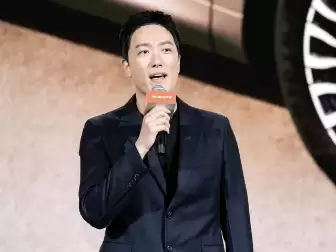 42岁刘翔最新亮相，穿黑西装，风采不减当年，与妻子常年国外旅游