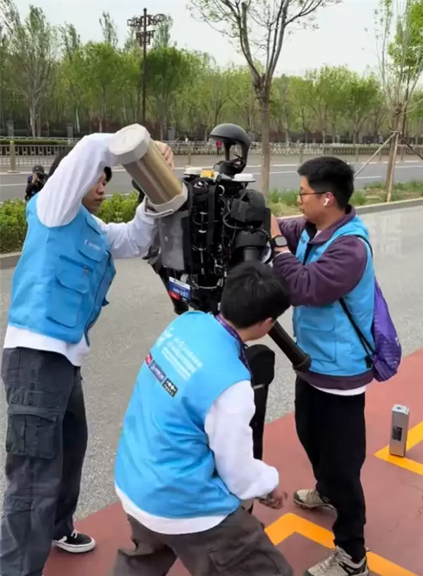 一镜到底看人形机器人跑半马如何补给：3人伺候 半分钟满血出发