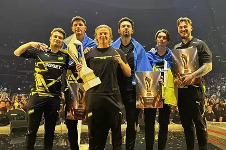 NAVI首展修复版哥本哈根Major冠军奖杯 裂痕见证传奇夺冠之路