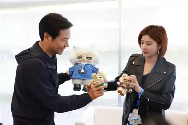 乐华娱乐杜华晒与雷军合照 两人手拿玩偶成亮点 直言雷总很帅很nice