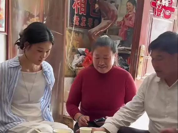 大衣哥再次走红，儿媳妇给全家人倒茶，朱小伟和妈妈笑容灿烂