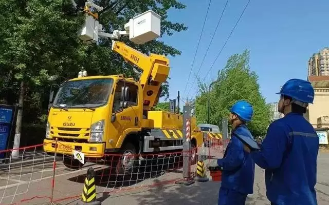 机器人园丁来了！自贡首次应用机器人带电开展线路通道清理