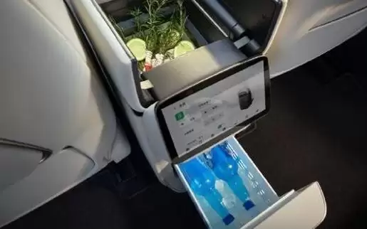 美的联合小鹏全球首发无菌风冷双开门车载冰箱 容量达12.5L