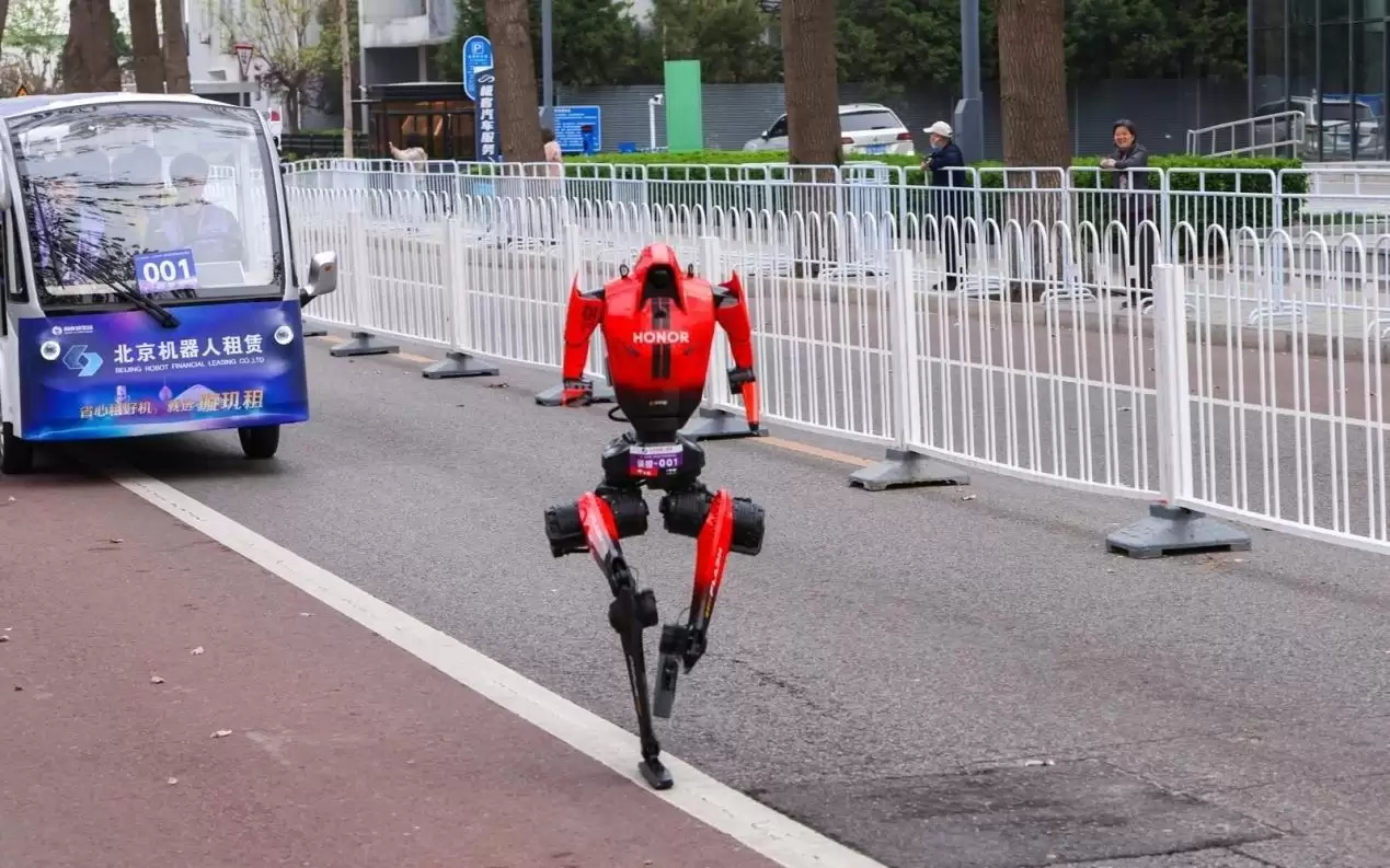 荣耀机器人打破人类半马纪录：包揽赛事前三，全栈自研实力有点秀