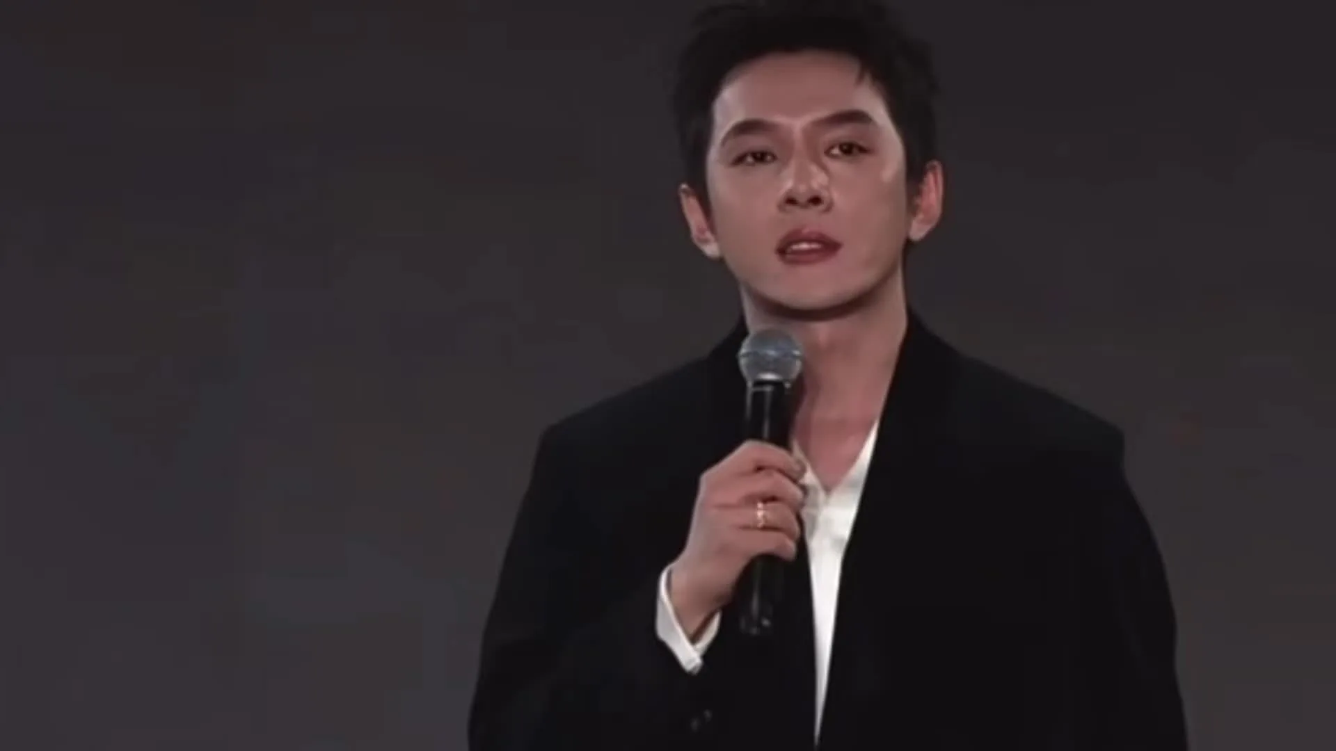 李佳琦哽咽宣布可能缺席直播一段时间，否认退休