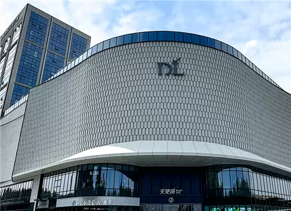 老人在胖东来绊倒受伤 工作人员陪同就医垫付费用 胖东来员工：一年6次表扬 奖5万欧洲游