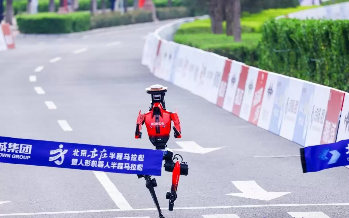 从 “能跑” 到 “自己跑”：人形机器人半马在京开赛，自主导航成主角