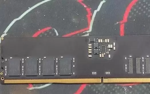 内存危机逼出“半通道”：华擎、华硕支持DDR5 32-bit HUDIMM