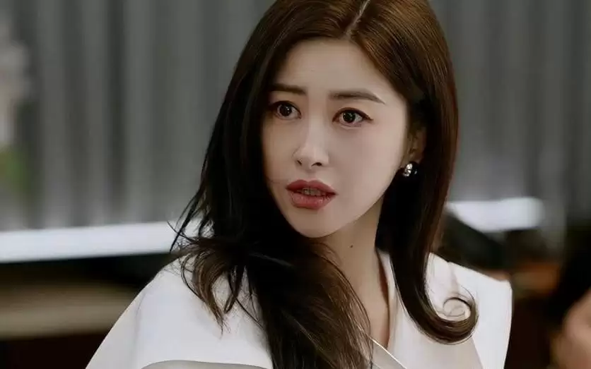 《蜜语纪》热度反超《白日提灯》，迪丽热巴再遇对手，恐难逆袭！