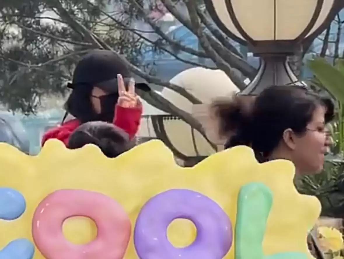 谢娜带娃现身环球影城，牵手女儿温馨有爱，驻足停留让粉丝拍照