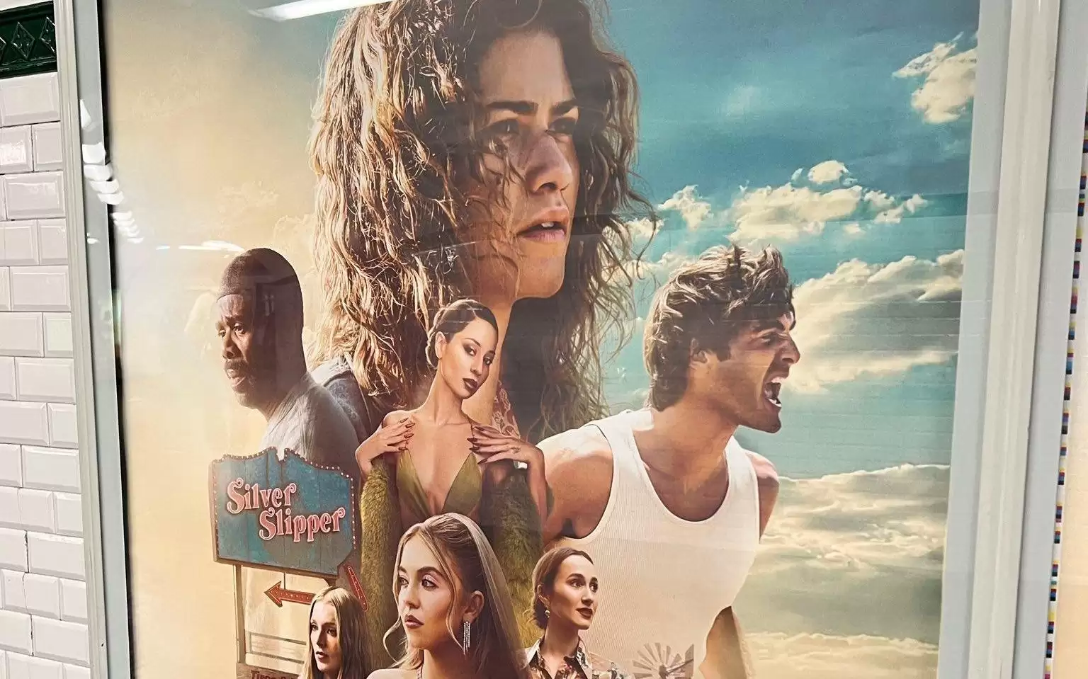 《亢奋》第三季海报改版：HBO的法国市场实验