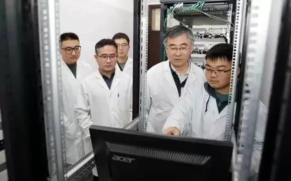 研发周期缩至1年！华理AI平台破局新材料研发，上海加码科学智能