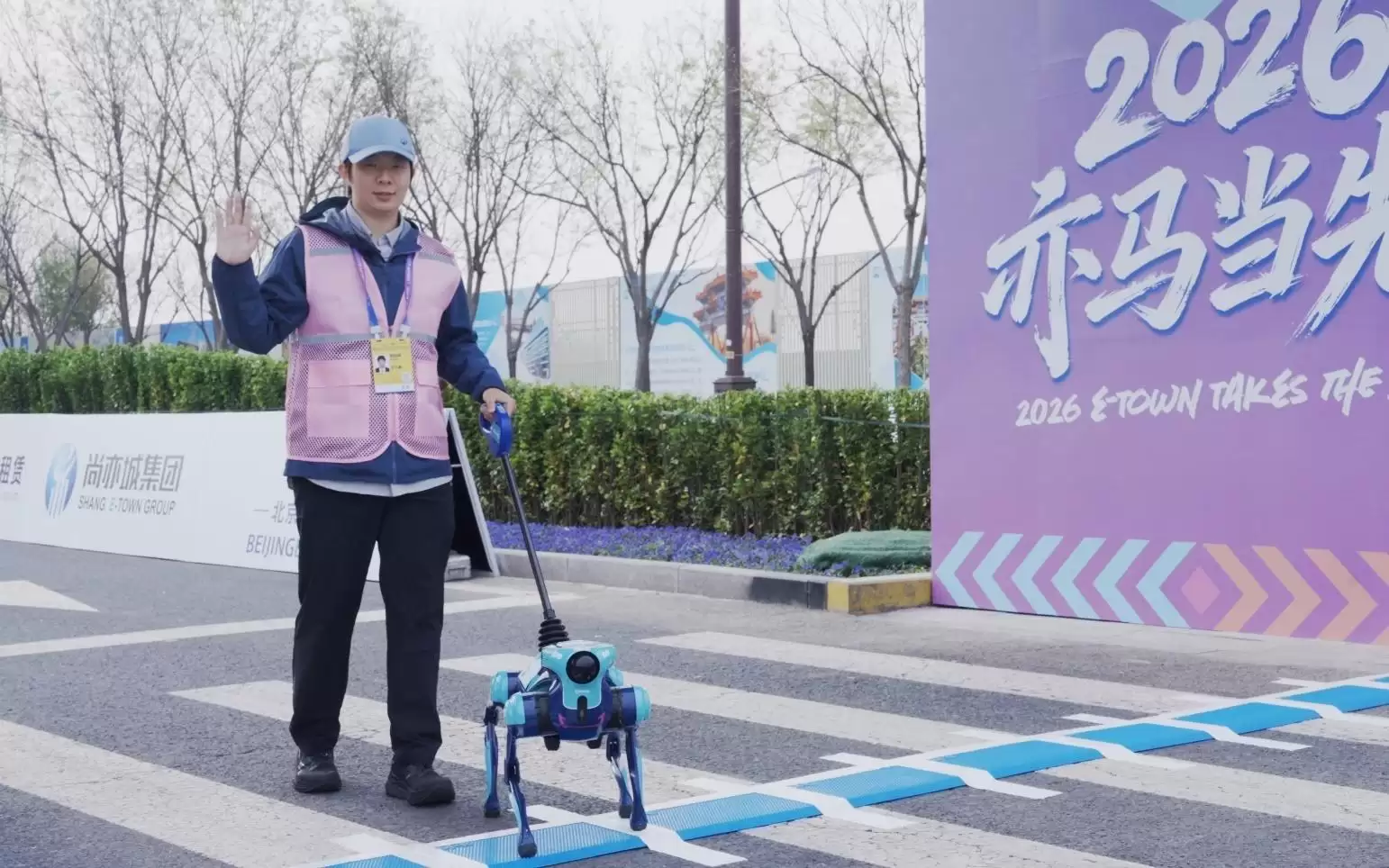 会思考、能导盲、取快递……高德首款导盲机器人亮相