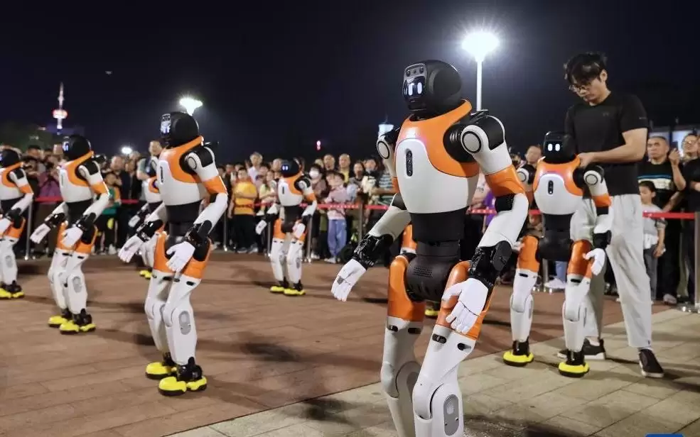 具身智能机器人路演亮相福州五一广场