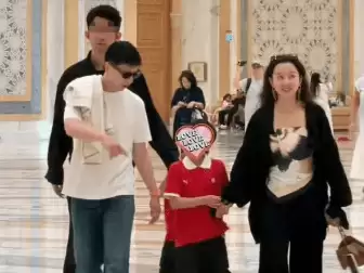 海南偶遇马龙一家！妻子带娃穿搭随性又时髦，这状态哪像孩子妈？