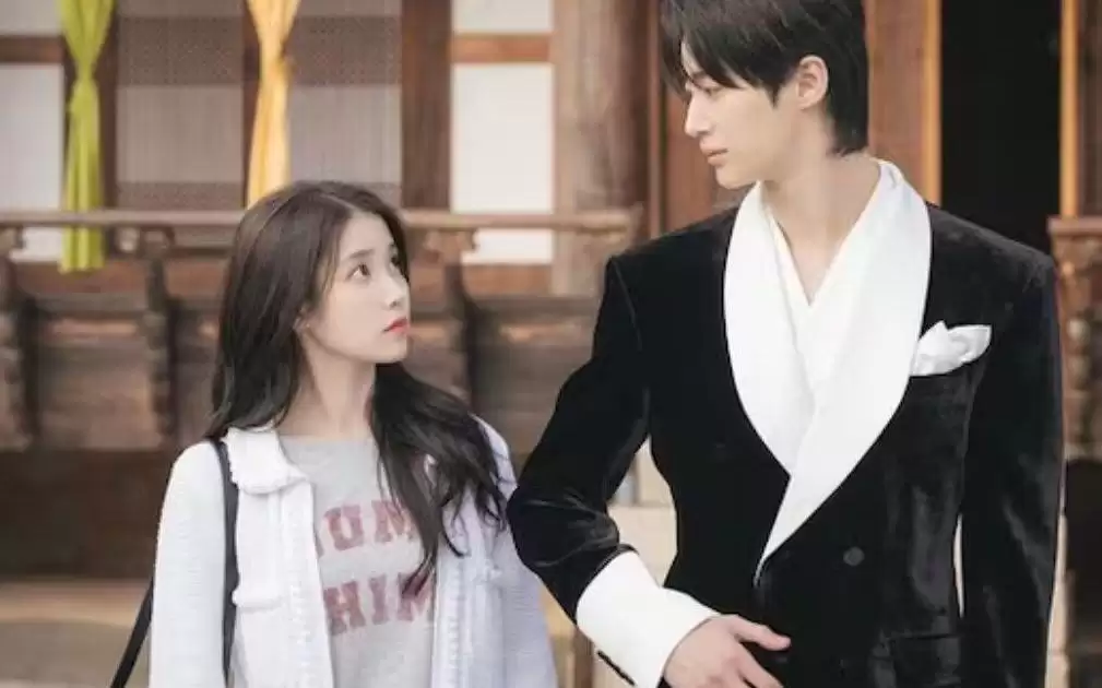 IU新剧首播翻车：7万人围观吐槽，编剧奖作品被批"像短剧"