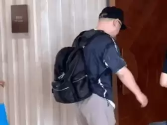 岳云鹏带俩闺女度假，本人廋了白了差点认不出，14岁女儿将近1米7