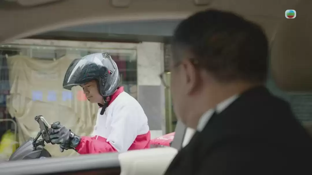 正義女神丨許紹雄怒摑丘梓謙鬧決裂,戲外變老友記齊食飯教用App