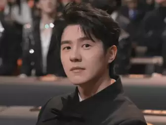 刘昊然郭麒麟商K风波升级！被质疑参加拖鞋场，画面细节对上了