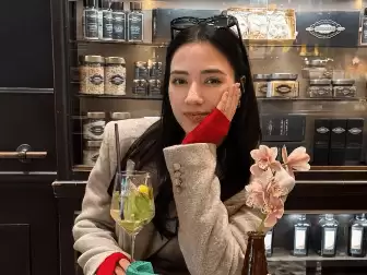 娜然晒和霍启山同游照片，单手托腮笑的很甜，定居香港感情很稳定