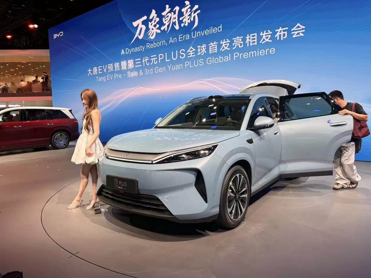 元Plus第三代亮相：尺寸配置全越级，比亚迪也开始讲情绪价值了？