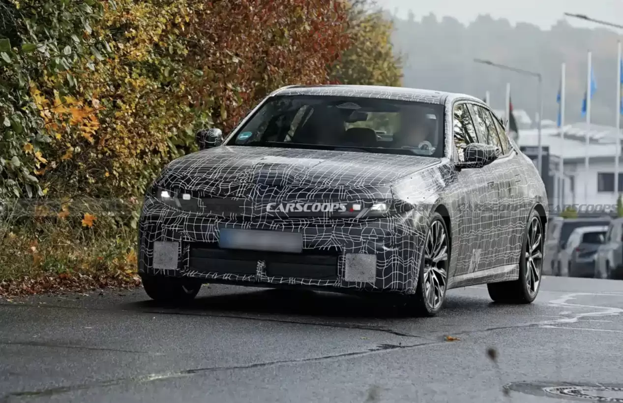 全新宝马3系燃油版谍照:多种动力可选