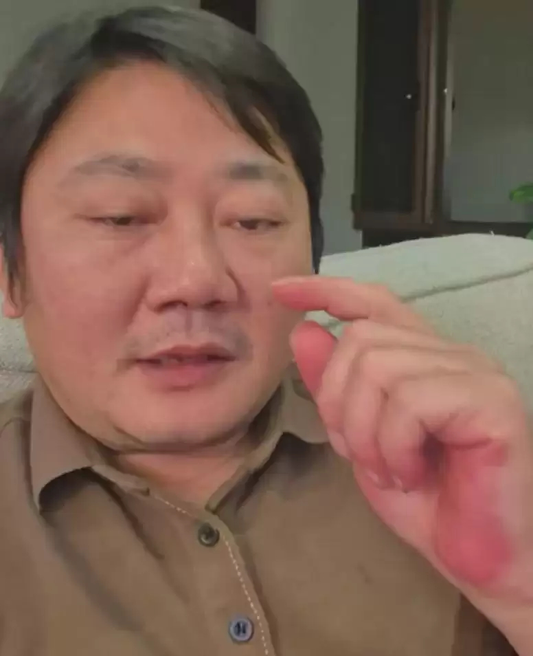 张雪酒后谈慈善，和陈光标态度大不同，一个做自己一个做给别人看