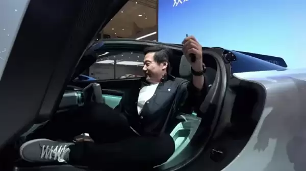 雷军试驾小米超跑VGT上车被卡：网友直呼佐证雷总身高181cm