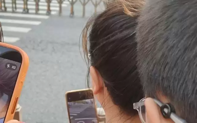 人形机器人半程马拉松开赛，市民热情满满共赴科技盛宴